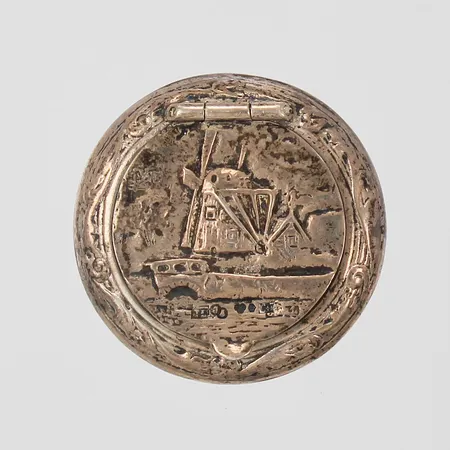 Pillerdosa Stockholm år 1952 Ø4cm, små bucklor, silver 830/1000 Vikt: 16,9 g