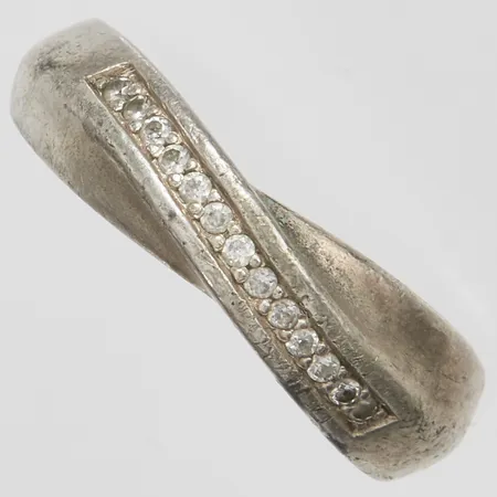 Ring med vita stenar, stl:19, bredd: 3,5-6,5mm, GHA, silver 925/1000 Vikt: 5,9 g