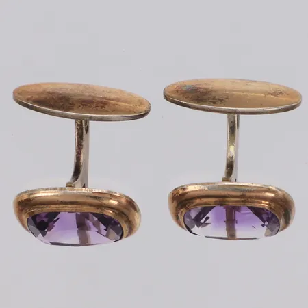 Ett par manschettknappar med rosa stenar, lätt nagg, längd 18mm, delvis förgyllt 830/1000 silver Vikt: 12,1 g