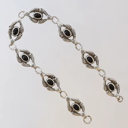 Armband defekt med svarta stenar längd 19cm bredd 10mm saknar lås silver 925/1000 Vikt: 8,6 g