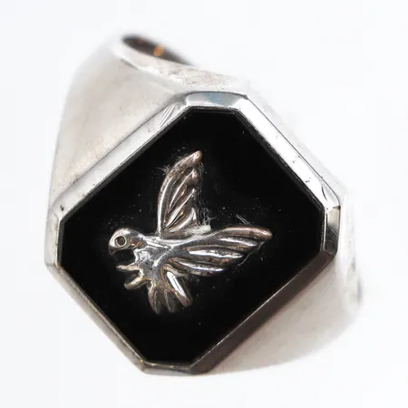 Klackring med onyx, stl:21½, bredd ca 3,2-16,8mm, 925/1000 silver. Vikt: 5,5 g