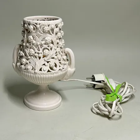 Bordslampa design Erling Krage ca 19cm keramik genombrutet mönster blommor signerad och numrerad "EK ITALY 3032", komplett med sladd och sockel, ej funktionstestad Skickas med paket.