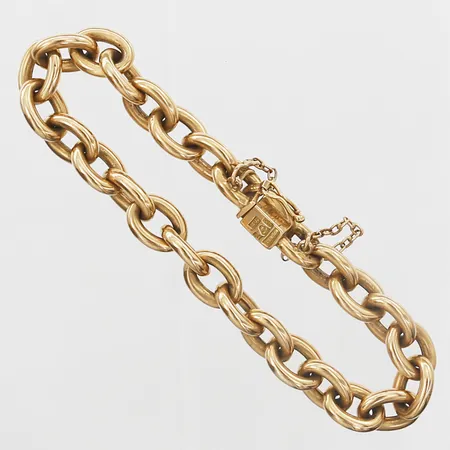 Armband rundad ankarlänk, längd 18cm, bredd 8mm, säkerhetskedja samt låsåtta, gravyr på lås, 18K guld Vikt: 14,4 g