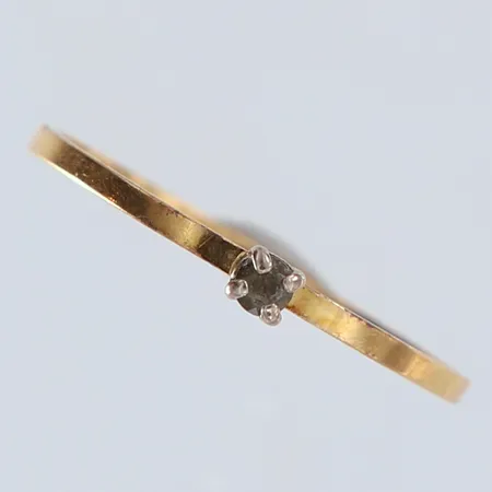 Ring med sten stl:16¾ bredd 1-2mm bucklig 18K. Vikt: 0,8 g