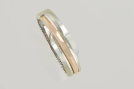 Ring stl:19 bredd 6 mm, 18K 2 färger Vikt: 4,4 g