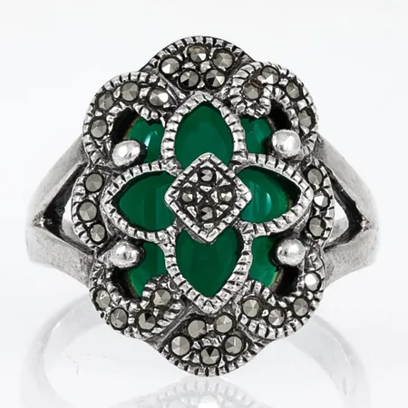 Ring med genombruten dekor, grön sten och markasiter stl:19½ bredd 2,6-21,5mm, silver 925/1000 7,2g. 