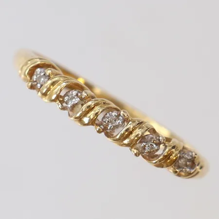 Ring med åttkantslipade diamanter 5 x 0,005ct stl:19¾ bredd 3mm 18K Vikt: 1,9 g