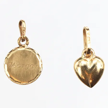 2 Hängen, Gravyr, längd ca 1,5-1,6mm, bredd ca 7,9-9,9mm, 14K. Vikt: 1,1 g