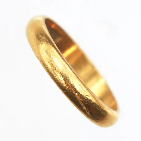 Slät ring, stl: 18½, bredd ca 3,6mm, gravyr, 23K. Vikt: 4,9 g