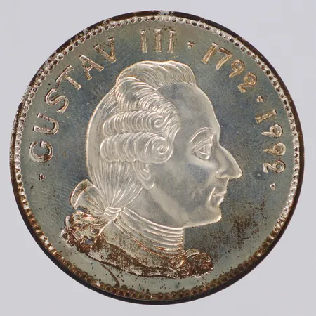 Minnesmynt Gustav III 1792-1992, 200kr, plastetui, 925/1000 silver Vikt: 27 g