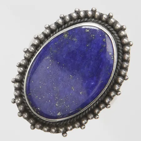 Ring med lapis lazuli ca.22x15mm, stl:17¾, bredd: 4-30mm, avklippt skena, skev, limrester på skenan, silver 925/1000 Vikt: 9,5 g