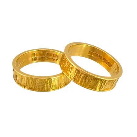 Ringar i 18K guld, två st, LAPPONIA FINLAND, stl:16,0 mm, bredd 4,7 mm, invändiga gravyrer, fint skick Vikt: 8,3 g