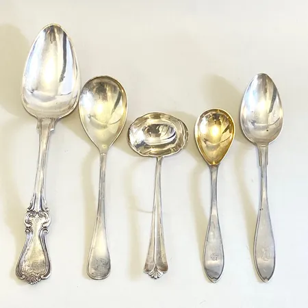 5 Skedar, såsslev, två serveringsskedar, två potatisskedar olika längder 17-28cm Silver 830/1000 Vikt: 377,2 g