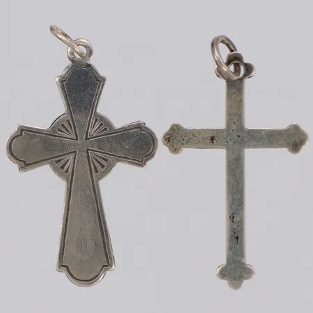 2 Hängen, kors, gravyr, 830/1000 silver Vikt: 2 g