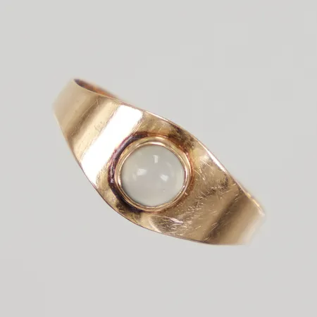 Ring med grå sten stl 17½, bredd 2,2-8mm, Hallbergs 1961, 18K Vikt: 1,3 g
