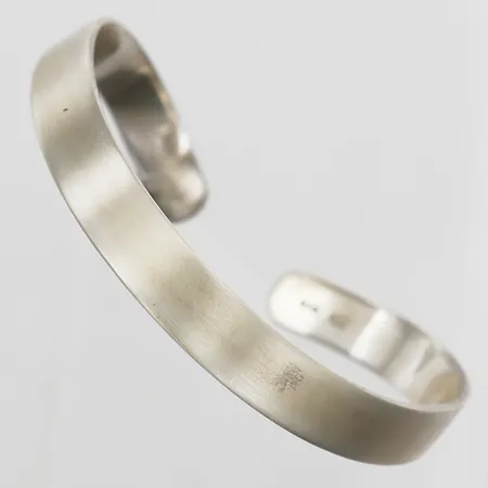 Armband stelt med borstad yta, Ø ca 54mm, bredd 8m, Guldfynd Sverige AB, silver 925/1000. Vikt: 17,6 g