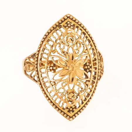 Ring med genombruten dekor stl:18½ bredd 2,2-26mm, 18K 2,8g. 