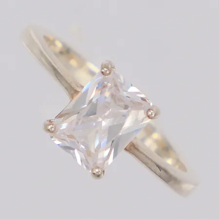 Ring med vit sten, stl:17, bredd 8mm, GHA 925/1000 silver Vikt: 2,7 g