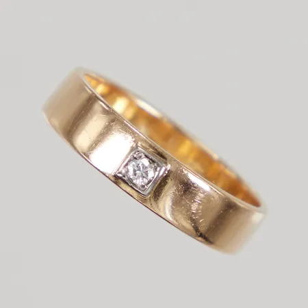 Ring med diamant 1x ca 0,03ct, stl 17, bredd 4,4mm, gravyr, 18K Vikt: 4 g