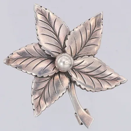 Brosch löv 45mm Grun & Co AB Hugo 1948, silver 830/1000 Vikt: 5,2 g