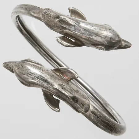Armring med delfiner, innermått: 71x61mm, bredd: 5,8-ca.43mm, ostämplat, silver Vikt: 36,6 g