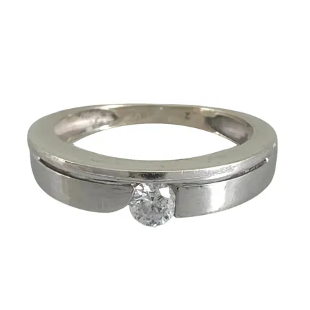 Ring i 18K vitguld med vit sten, stl:17½ mm, bredd 2-5 mm, slitage Vikt: 4 g