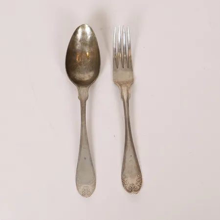 Gaffel och sked modell Gammal fransk, längd 21cm, gravyr från 1831, bucklor, silver 830/1000 Vikt: 109,6 g