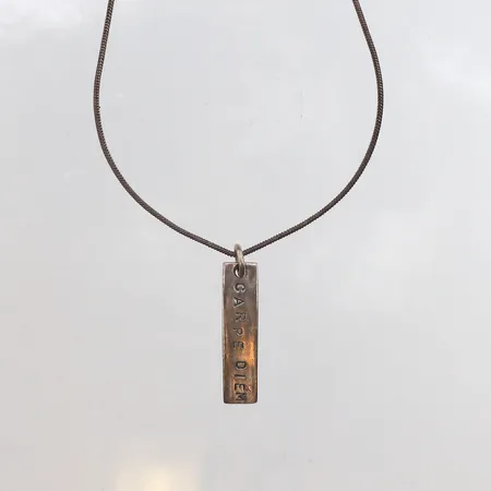 Kedja med hänge Evfa Attling, Carpe Diem, längd ca49cm, bredd ca 1,1mm, med etui, 925/1000 silver. Vikt: 9,4 g