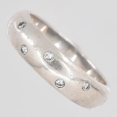 Ring stl:18¼ bredd 5,6mm vita stenar silver 925/1000 Vikt: 4,9 g