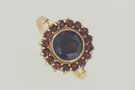 Ring med granater stl:19 mm bredd 14 mm,9K Vikt: 3,5 g