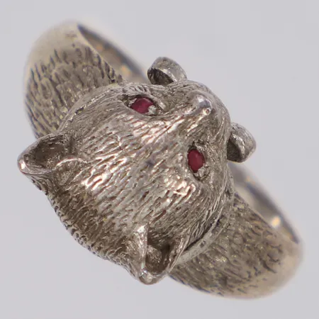 Ring katt med röda stenar, st: 18½, bredd 11,9mm, 925/1000 silver Vikt: 6,2 g