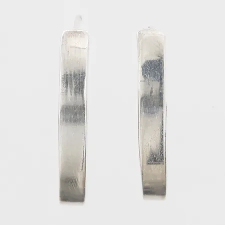 Ett par örhängen stämplade Ego, höjd 25mm, bredd 4mm, ett med böjt stift, snurrebussar saknas, silver 925/1000 Vikt: 4,5 g