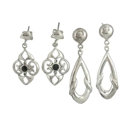 Örhängen i silver två par, örhängenas storlek 16x34 mm / 14x46 mm, fint skick Vikt: 11,3 g
