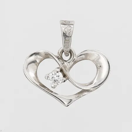 Hänge i form av ett hjärta med diamant ca 0,05ct, höjd ca 12mm, bredd 14mm, 18K vitguld Vikt: 0,7 g