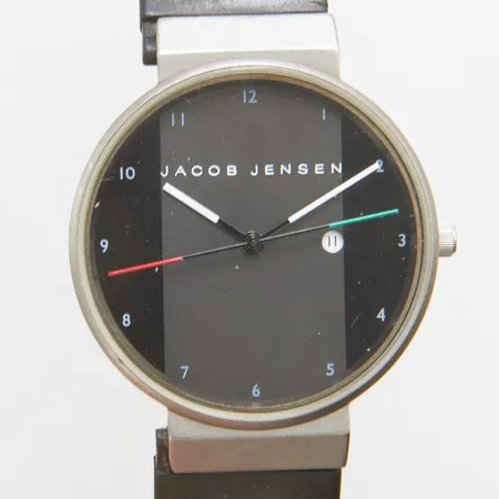 Herrur Jacob Jensen, titan/ stål, quartz, 35mm, snr: 769764, repigt glas, datum, slitet gummiband, batteribyte, inga tillbehör. Vikt: 0 g