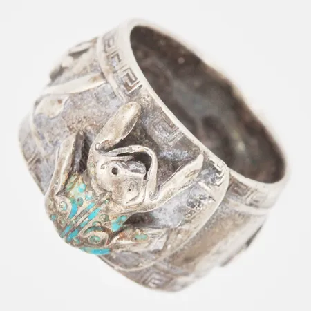 Ring med dekor av djur och växtlighet stl:17¾, bredd 14mm, ostämplat silver Vikt: 10,9 g