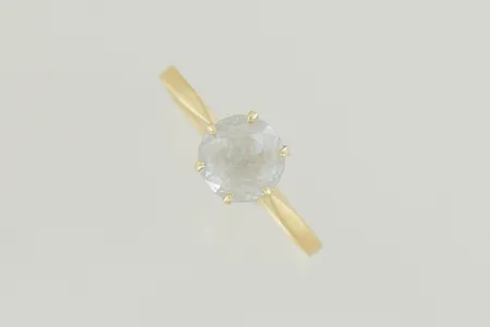 Ring med sten stl:18½ mm bredd 6,6 mm,18K  Vikt: 1,8 g