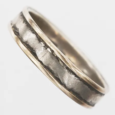Ingenjörsring med band i monel, monellbandet med kraftigt slitage, gravyr, stl: 22½, 18K vitguld, bruttovikt: 5,8gr Vikt: 5,8 g