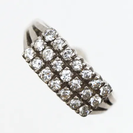 Ring med stenar, stl:18, bredd ca 2,4mm, 925/1000 silver. Vikt: 4,2 g