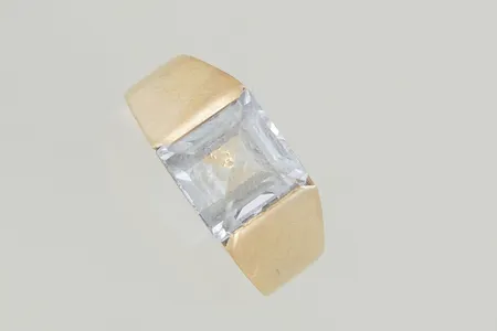 Ring med vit sten stl:17½ mm bredd 8 mm,18K   Vikt: 4,6 g