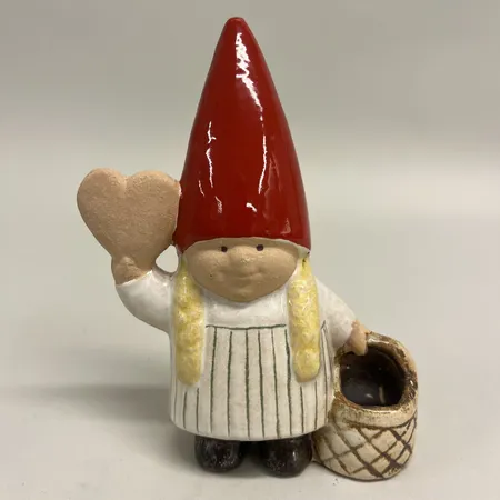 Figurin, Tomteflicka med pepparkakshjärta ur serien Tomtefamilj höjd 14cm, signerad Lisa Larson (1931-2024), K-studion Gustavsberg, glasyrmärke på luva, stengods