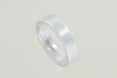 Ring stl:19¼ bredd 5 mm, silver 925/1000 Vikt: 5,1 g