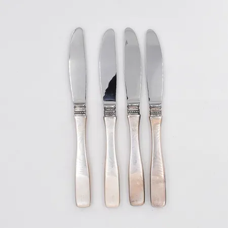 4 Efterrättsknivar modell Uppsala längd 17,8cm graverade stålblad silver 830/1000 Vikt: 221,8 g