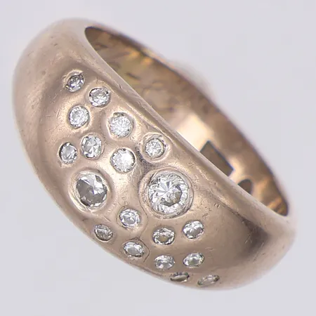 Ring vitguld diamanter 2 x ca 0,05ct + 17 x ca 0,01ct, gravyr, 18K Vikt: 9,1 g