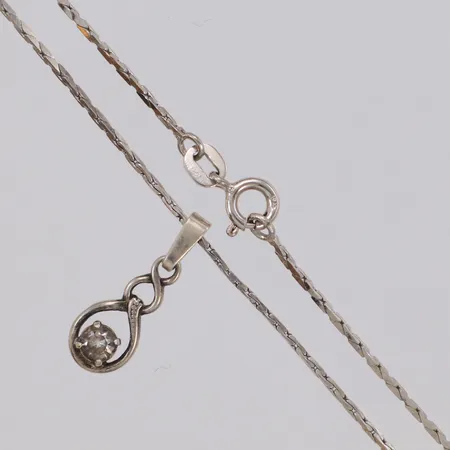 Kedja, längd 37,5cm, med hänge med vit sten, längd 21mm, 835/1000 silver Vikt: 3,4 g