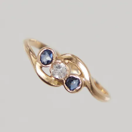 Ring med skadade stenar, ojämn skena, 18K Vikt: 1,6 g