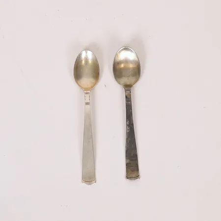 Två kaffeskedar Rosenholm, längd 12cm, Guldsmedsaktiebolaget, silver 830/1000 Vikt: 31,5 g