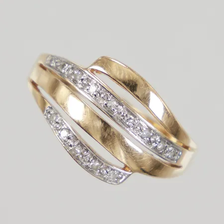 Ring med åttkantsslipade diamanter ca 14x 0,005ct, bredd 1,7-12mm, 18K Vikt: 3,5 g