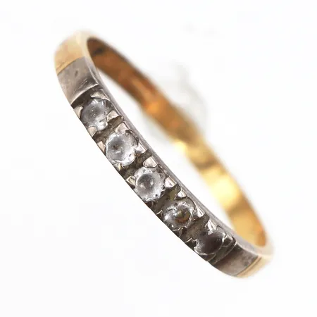 Ring med stenar, stl:19½, bredd ca 1,9mm, 18K. Vikt: 2,7 g