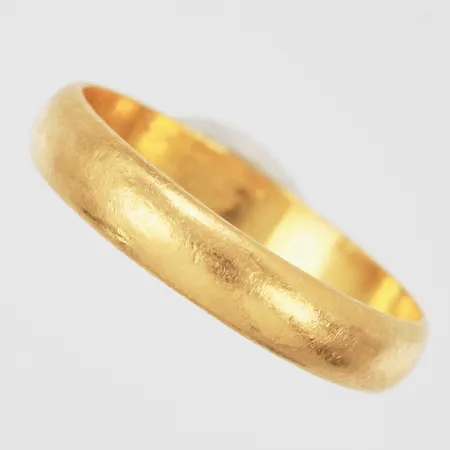 Ring stl:18¾, bredd 4mm, gravyr, repor, 23K Vikt: 4,2 g